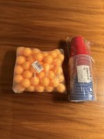 Beer Pong Red Cups und PinpPongbälle