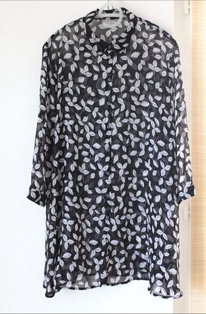 Kaum getragene Schwarz - Weisse Long Bluse ev. XL /XXL ?