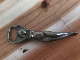 Flaschenöffner Messing Frauenfigur Metall guter Zustand(A83)