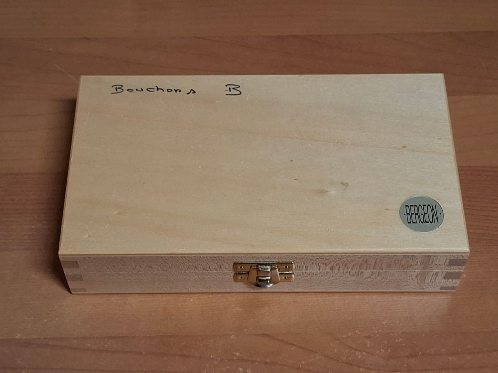 Assortiment De 450 Buissons (bushes) Bergeon En Laiton - Boîte CY5488 - Neuf D'origine