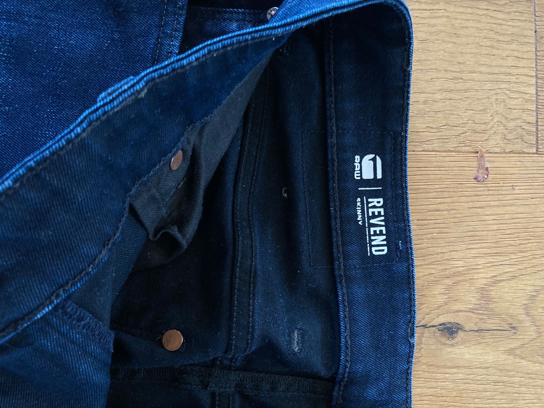 Jeans: Dunkel blaue Jeans G-Raw – Usato da Lostorf venduto da Gavia 1