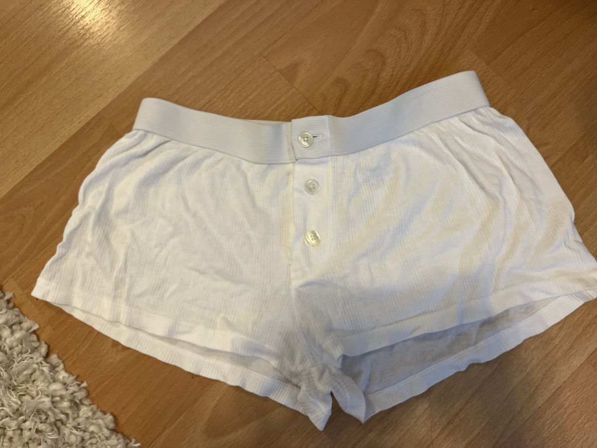 Brandy Melville Pantalons: BRANDY MELVILLE SHORTS – Neuf (Voir description) à Zürich par rox_ws8v