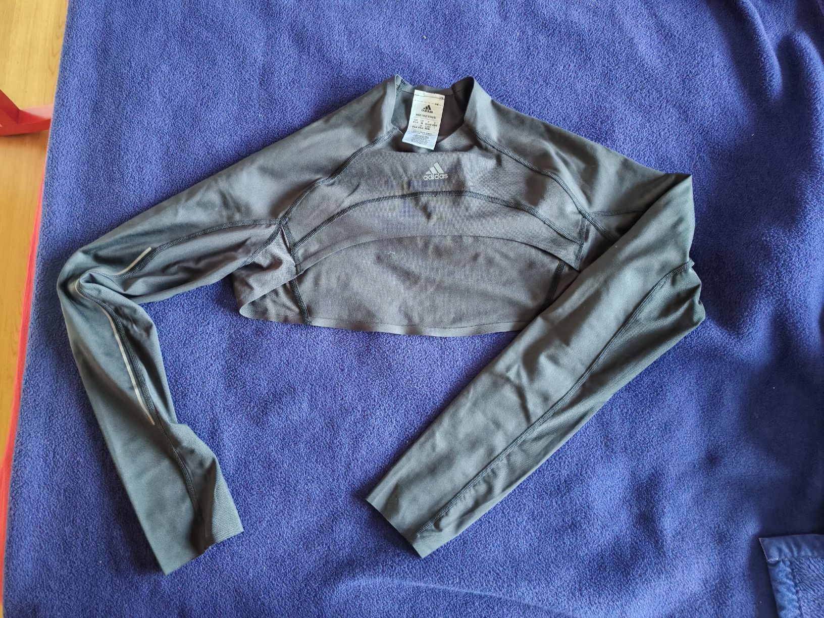 Adidas Tops: Adidas sport top – Gebraucht aus Pfäffikon SZ von Zoe_w