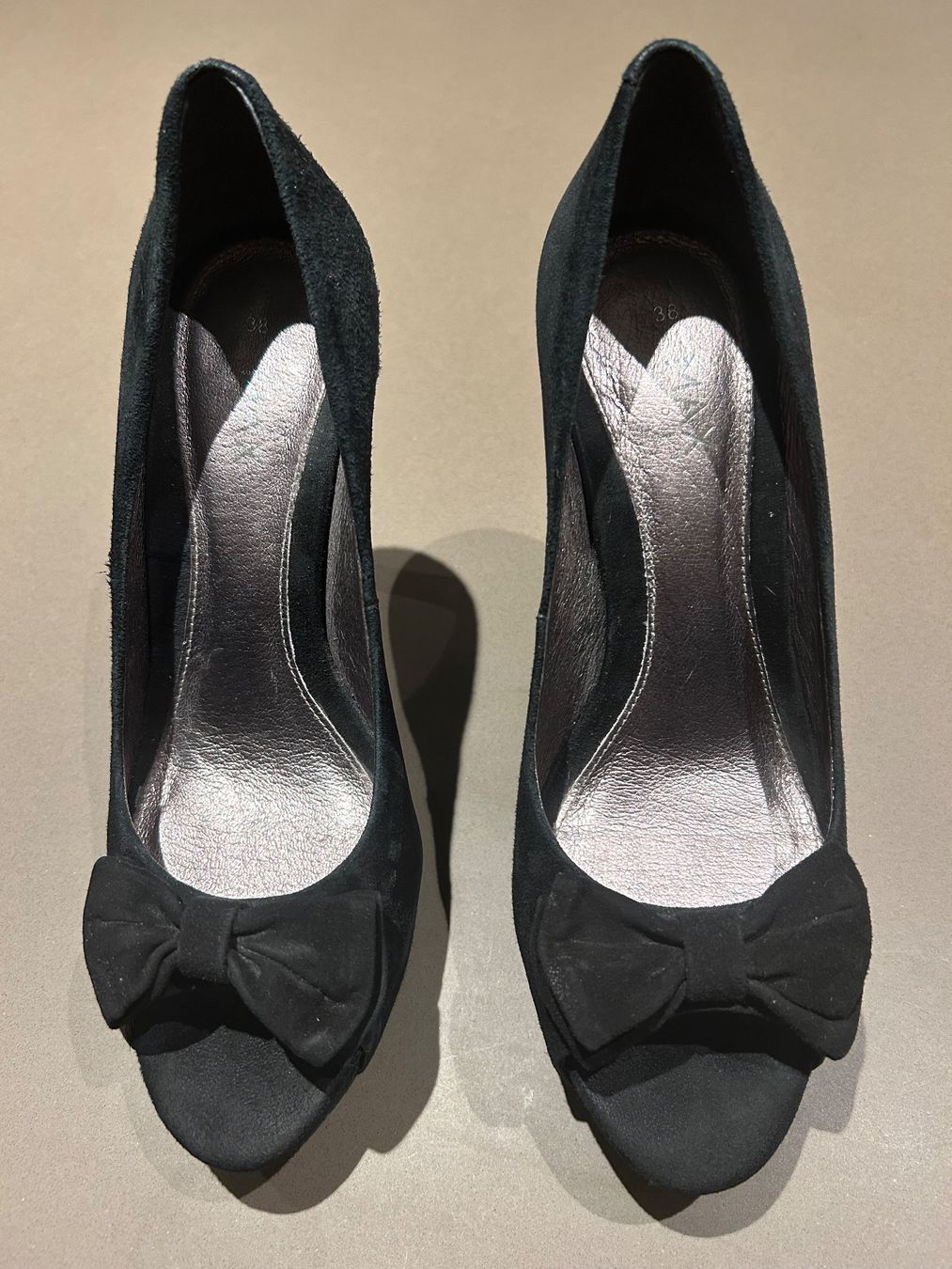 Damenschuhe: Schwarze Wildleder-Pumps mit Schleife – Gebraucht aus Kilchberg ZH von Anie. 3