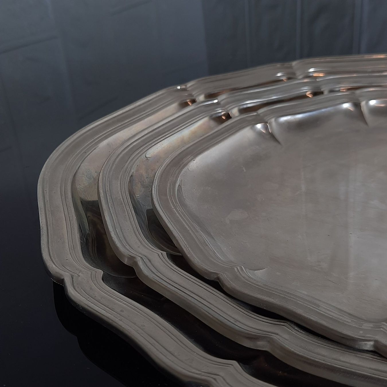 Plateaux: 3er-Set von Serviceplatten mit harmonischem Design – D'occasion à Unterägeri par Altgoldschmuck 3
