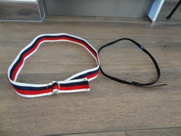 Lot de 2 ceintures femme: une tricolore et une noire.