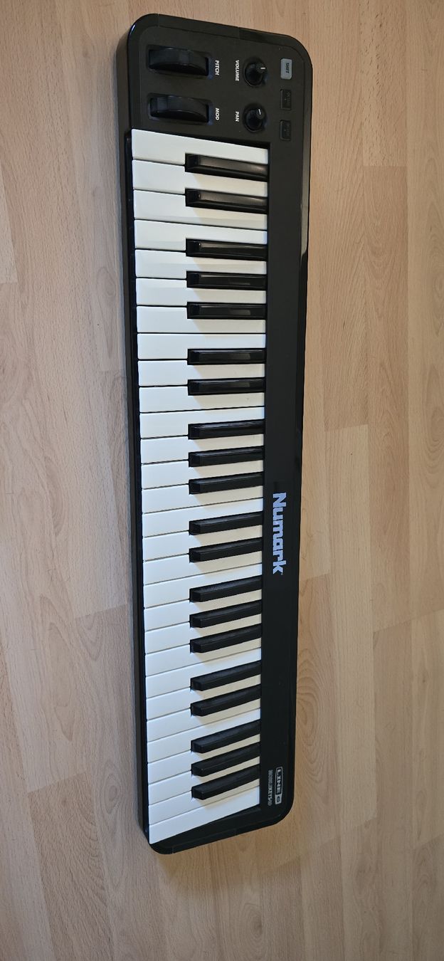 Musikinstrumente: Numark MIDI Keyboard Controller 25 Tasten guter Zustand – Gebraucht aus Luzern von Abrluzern