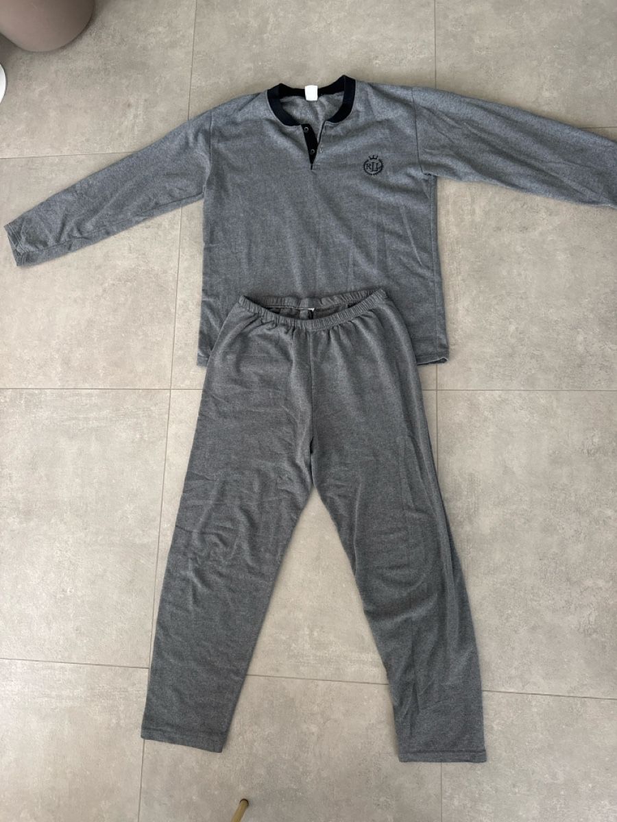 Pyjamas: Graues Pyjamaset Grösse XL – D'occasion à Elsau par shoppa