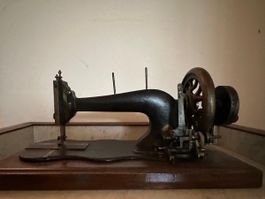 Machine à coudre ancienne sur socle en bois, état usagé