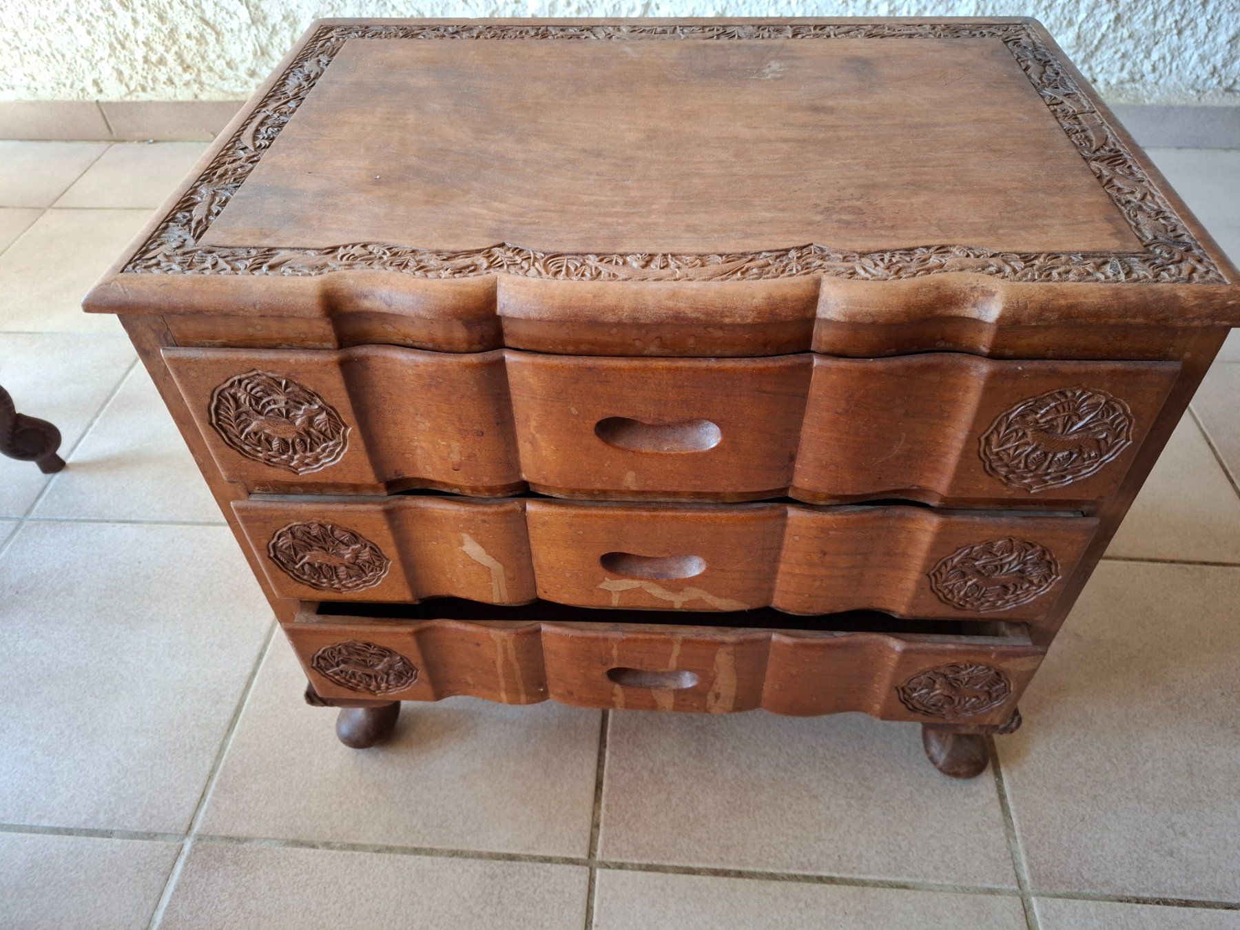 Cassettiere: Indische, handgeschnitzte Beistellkommode – Usato da Zürich venduto da 123_lk25
