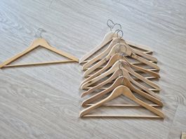 Lot de cintres en bois bon état