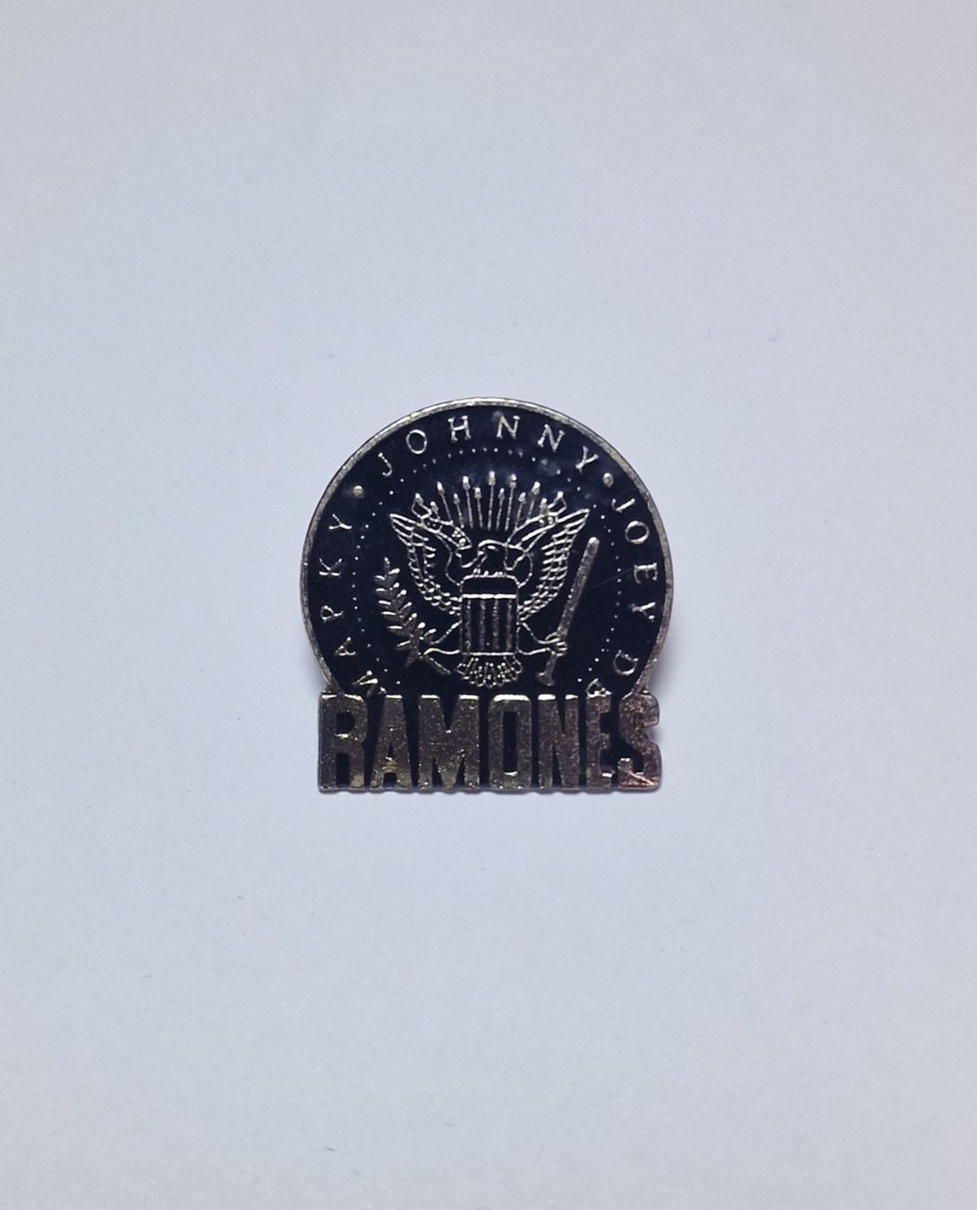 Placchette & Badge: Pin The Ramones Vintage – Usato da Mitlödi venduto da Raphy1996
