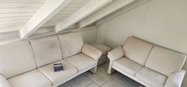 2 Sofas mit Hocker