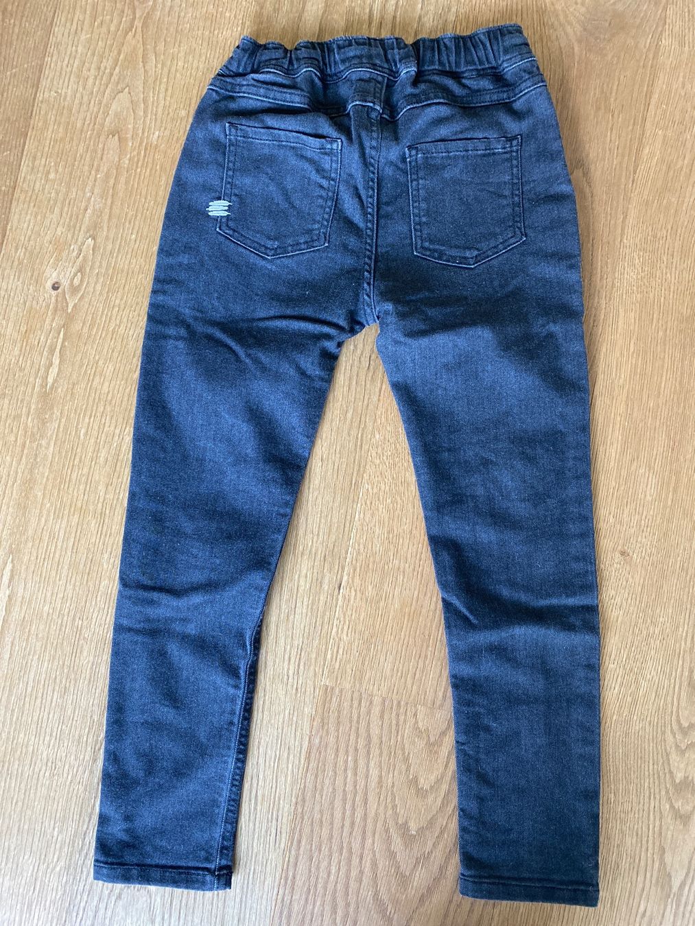Hosen: Dreifeder Jeans schwarz, Grösse 134, elastischer Bund – Gebraucht aus Suhr von Jade87 1