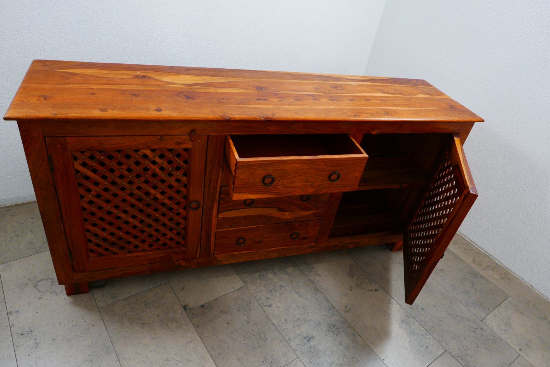Cassettiere: Wunderschönes massives Sideboard HE009 – Usato da Aesch BL venduto da Zeitstuecke