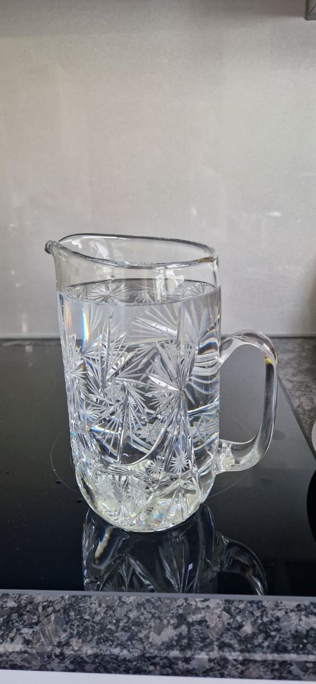 Karaffen: Glaskrug mit Schliffmuster, ca. 1.4L, guter Zustand – Gebraucht aus Tuggen von F.Burkart