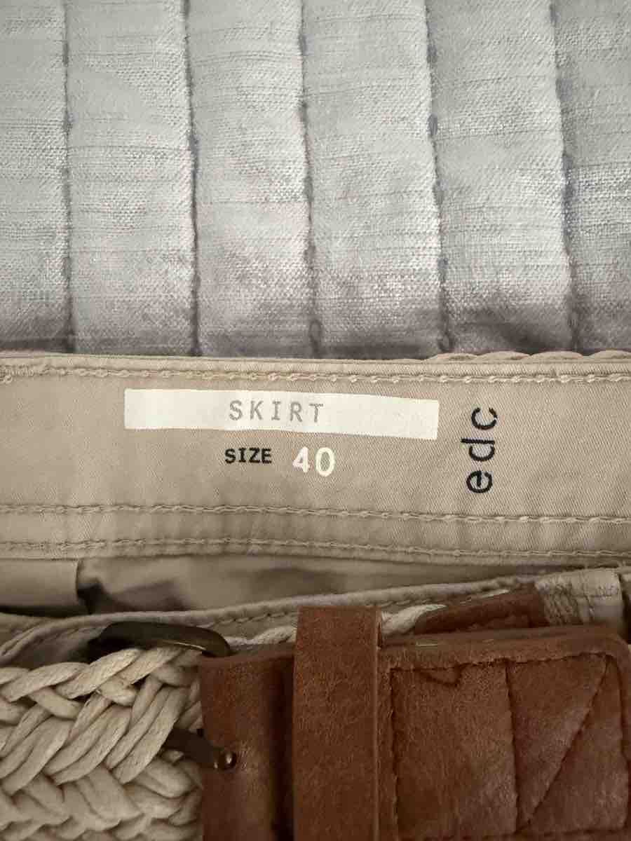 Jupes: Jupe courte edc beige taille 40 comme neuve – Neuf (Voir description) à Peseux par eri_lp7f 1
