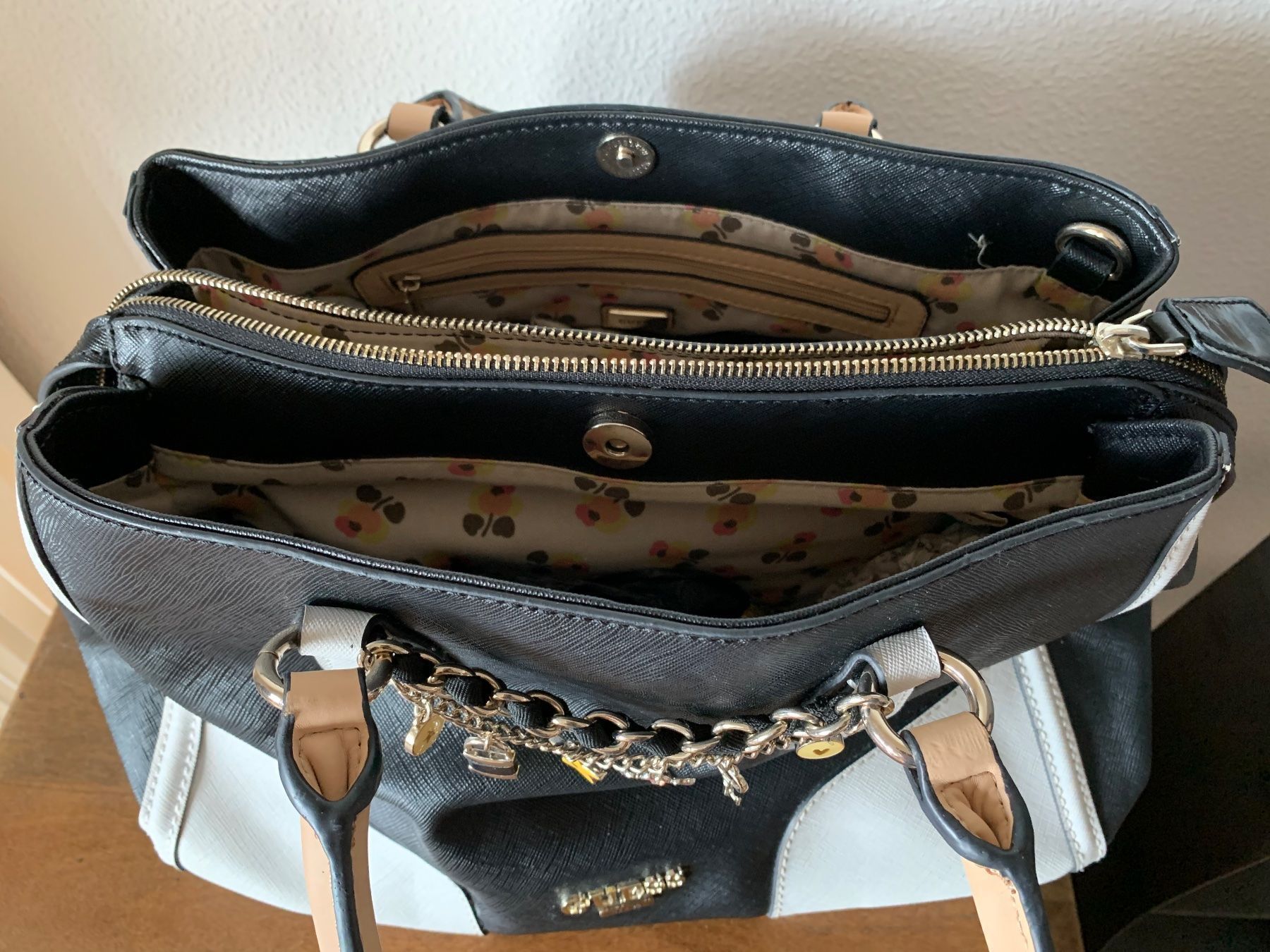 Guess Taschen für Damen: Guess Girlfriend bicolore breloques – Gebraucht aus Perroy von barballalla 3