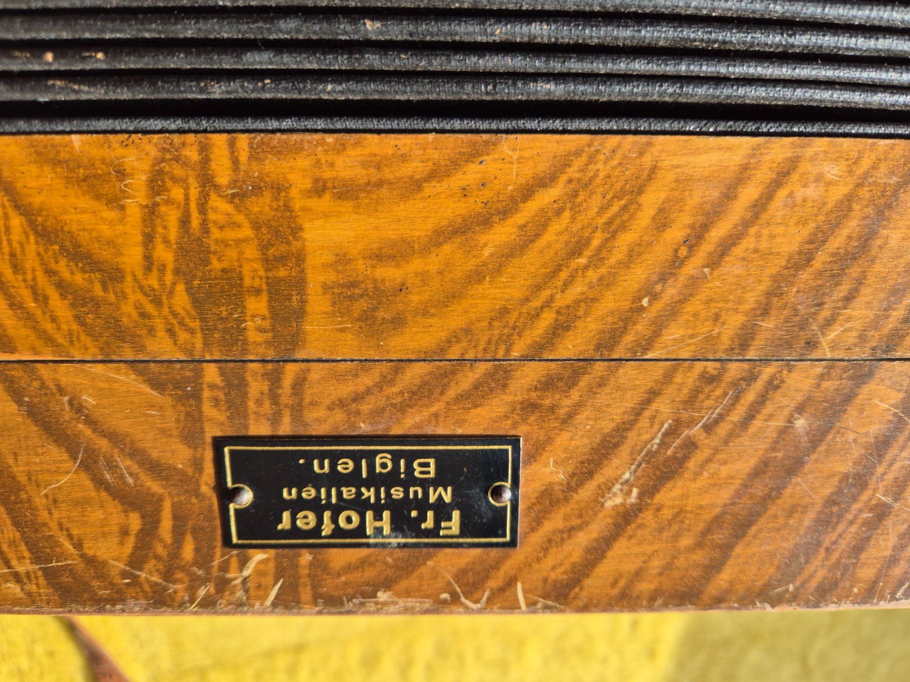 Strumenti musicali: Accordéon ancien – Usato da Monthey venduto da McAuthor 2