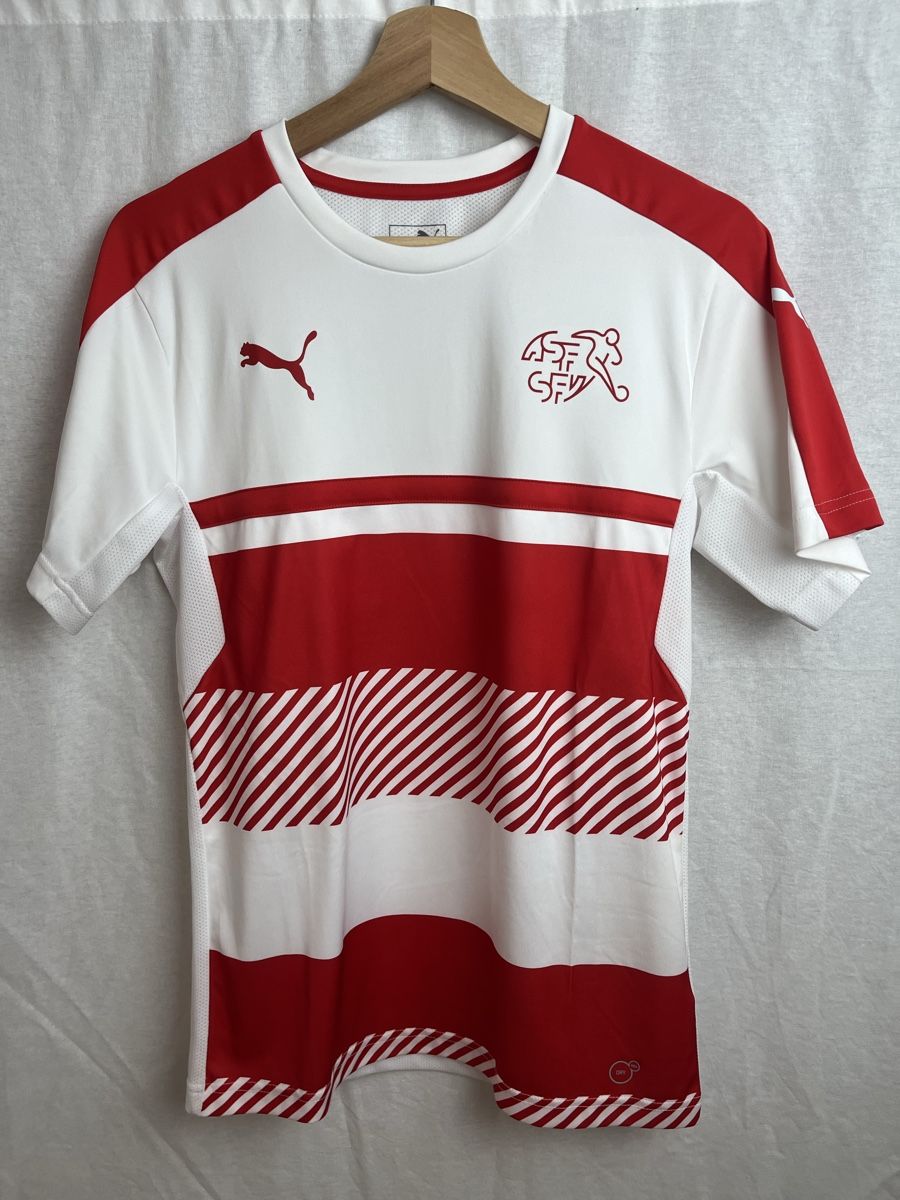 Puma Canottiere & Pantaloni: Maillot Puma Suisse Puma – Nuovo (secondo la descrizione) da Les Avanchets venduto da lunedeneige.shop