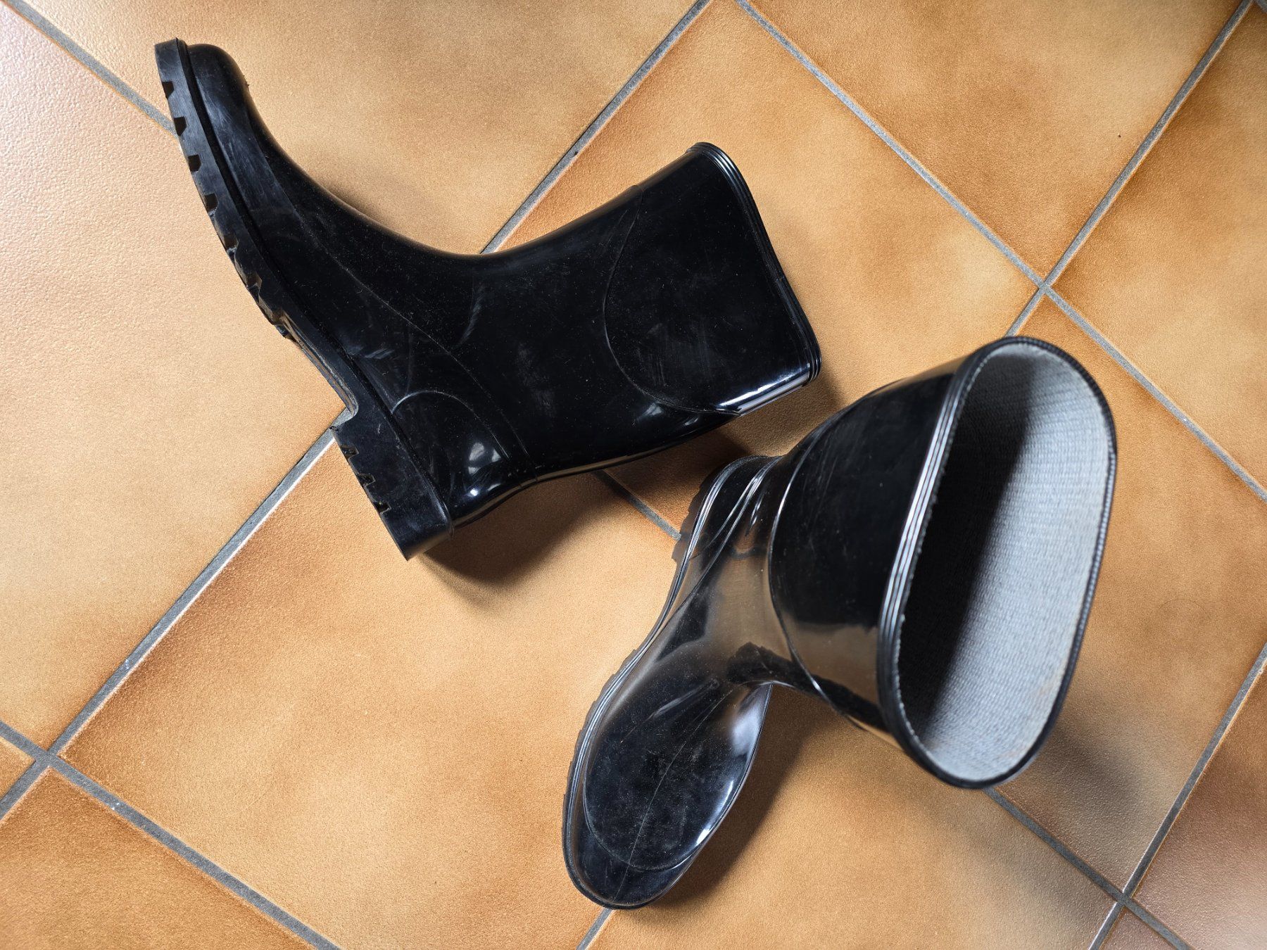 Herrenschuhe: Bottes de pluie noire, pointure 41 – Gebraucht aus Clarens von ato_d8ph 1