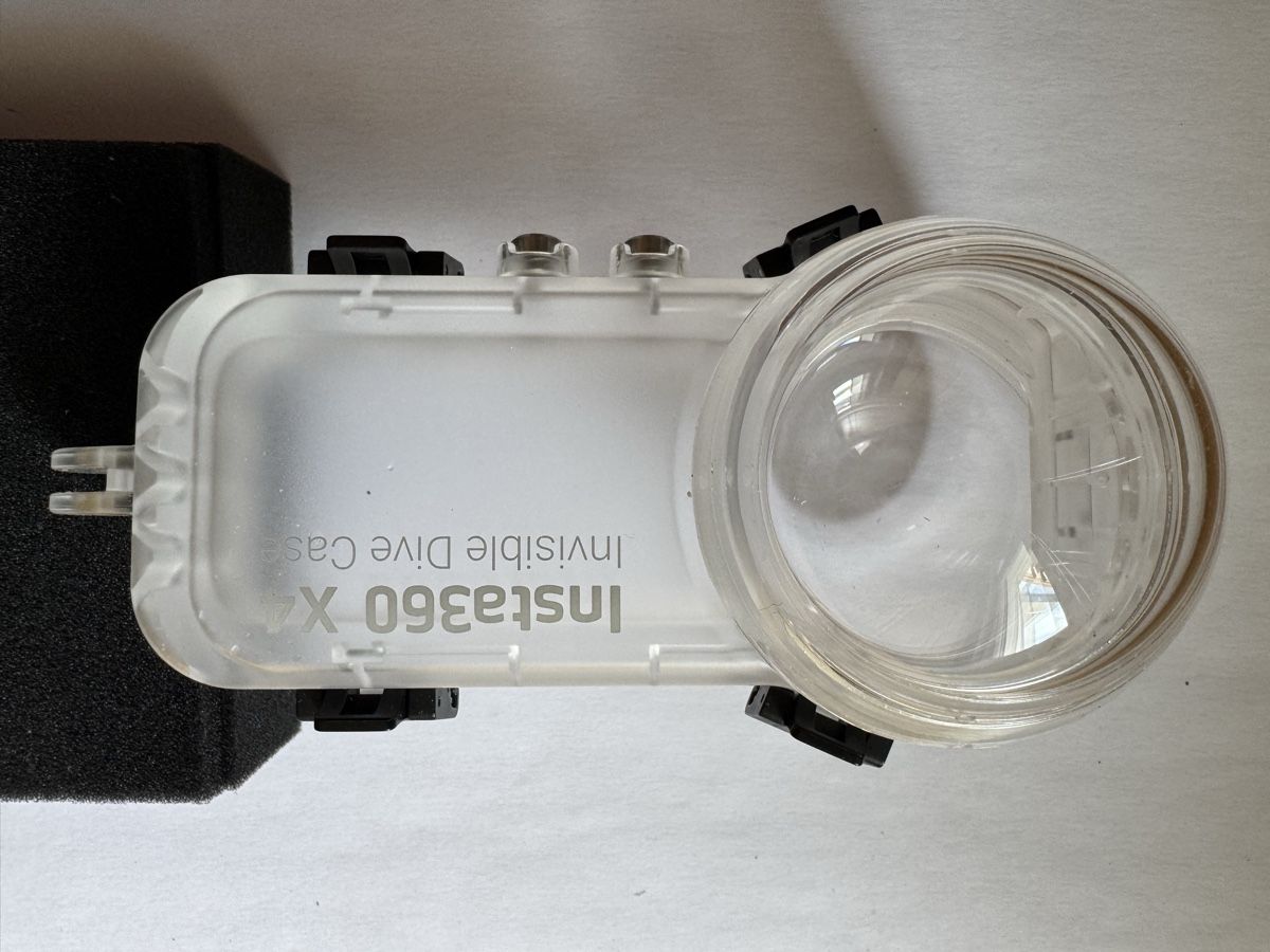 Insta360 Lampes & Photographie: Insta360 X4 Invisible Dive Case transparent Neuwertig – D'occasion à Männedorf par m.lutz 2