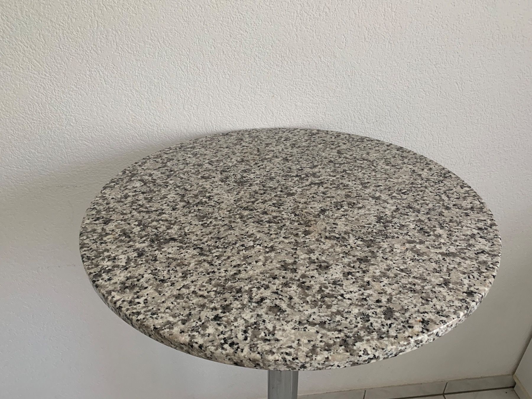 Tavoli: Bistrotisch Granittisch Bartisch 114cmH – Usato da Wallisellen venduto da Swissline11 1