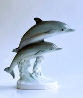GÖBEL ¦ Ein Porzellanfigur ¦ Zwei Delfine auf einer Welle*
