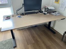 Höhenverstellbarer Schreibtisch