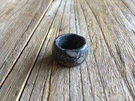 FOSSILIENSTEIN  FINGERRING  BREITE 13mm  GRÖSSE 54