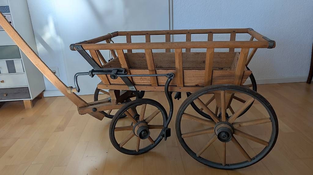 Carrelli di trasporto: Alter Leiterwagen mit Spindelbremse – Usato da Bremgarten b. Bern venduto da Flintli