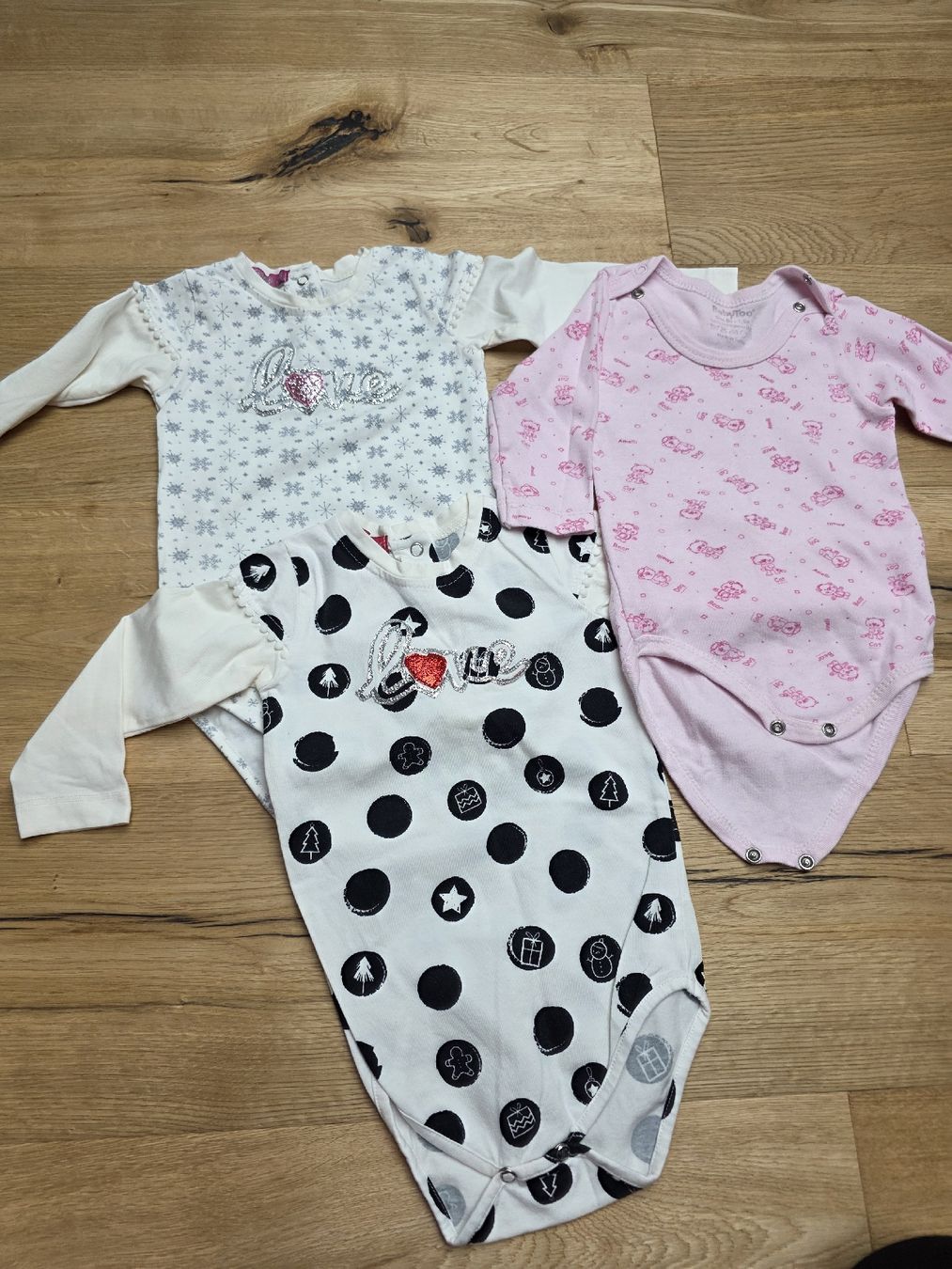 Lotti & Set di vestiti: Baby-Bodys Gr. 86, 3er Set Mädchen, – Usato da Toffen venduto da ver_x68f