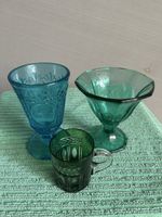 Suesse Vintage Glaser-Set: Blaues Andenken & Grün!