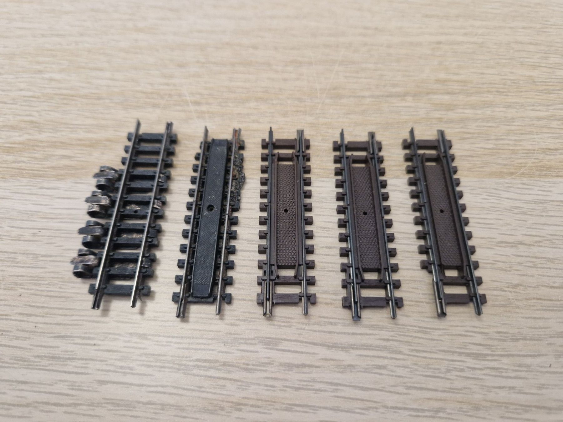 Arnold Modellini di ferrovie: Arnold N 5 x 1210 Trenngleis – Usato da St-Aubin-Sauges venduto da tantome