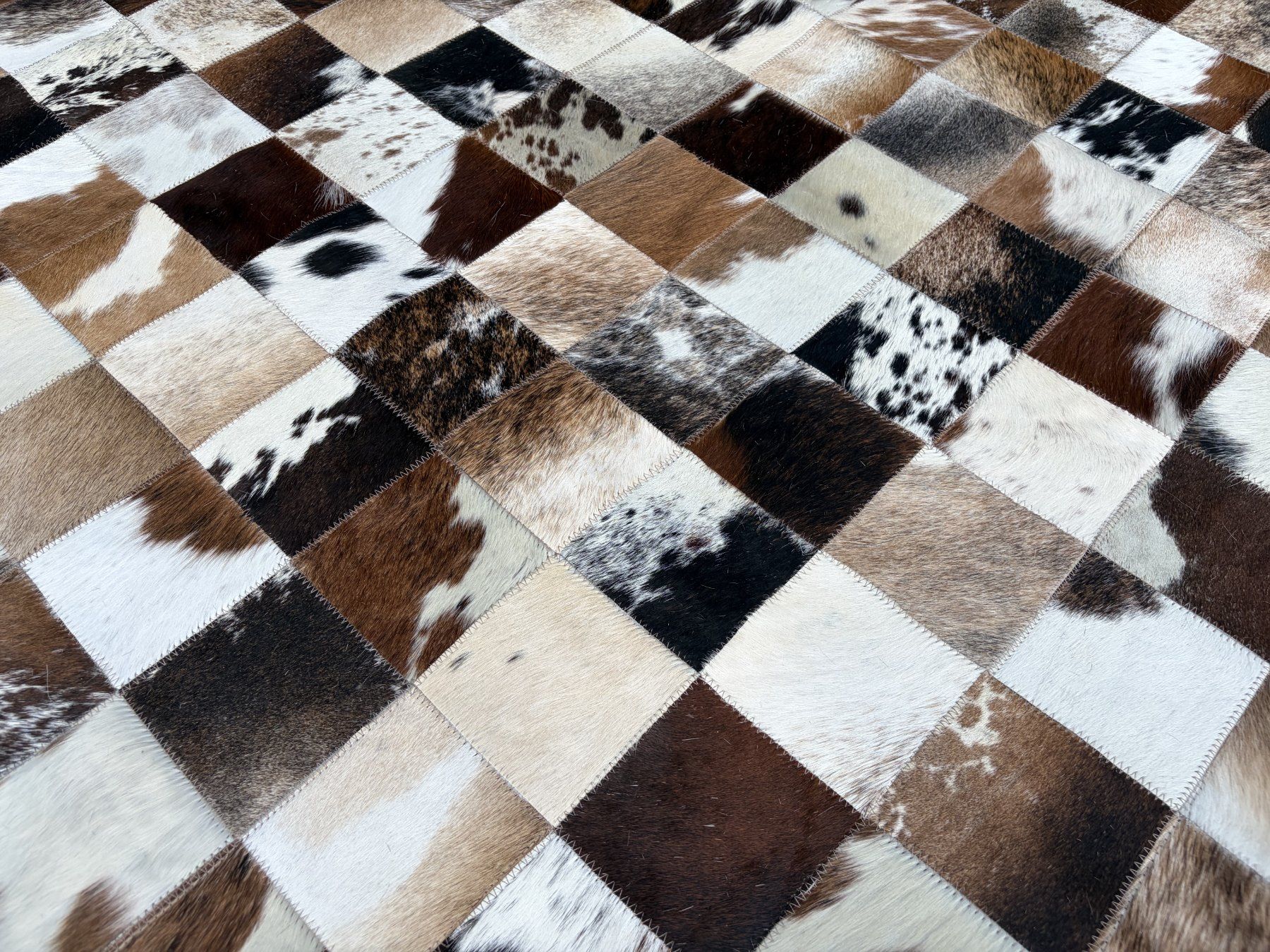 Tappeti: Kuhfell Teppich Patchwork 200 x 300 cm – Nuovo e nell'imballaggio originale da Arbedo venduto da patagonialeatherrugs 3