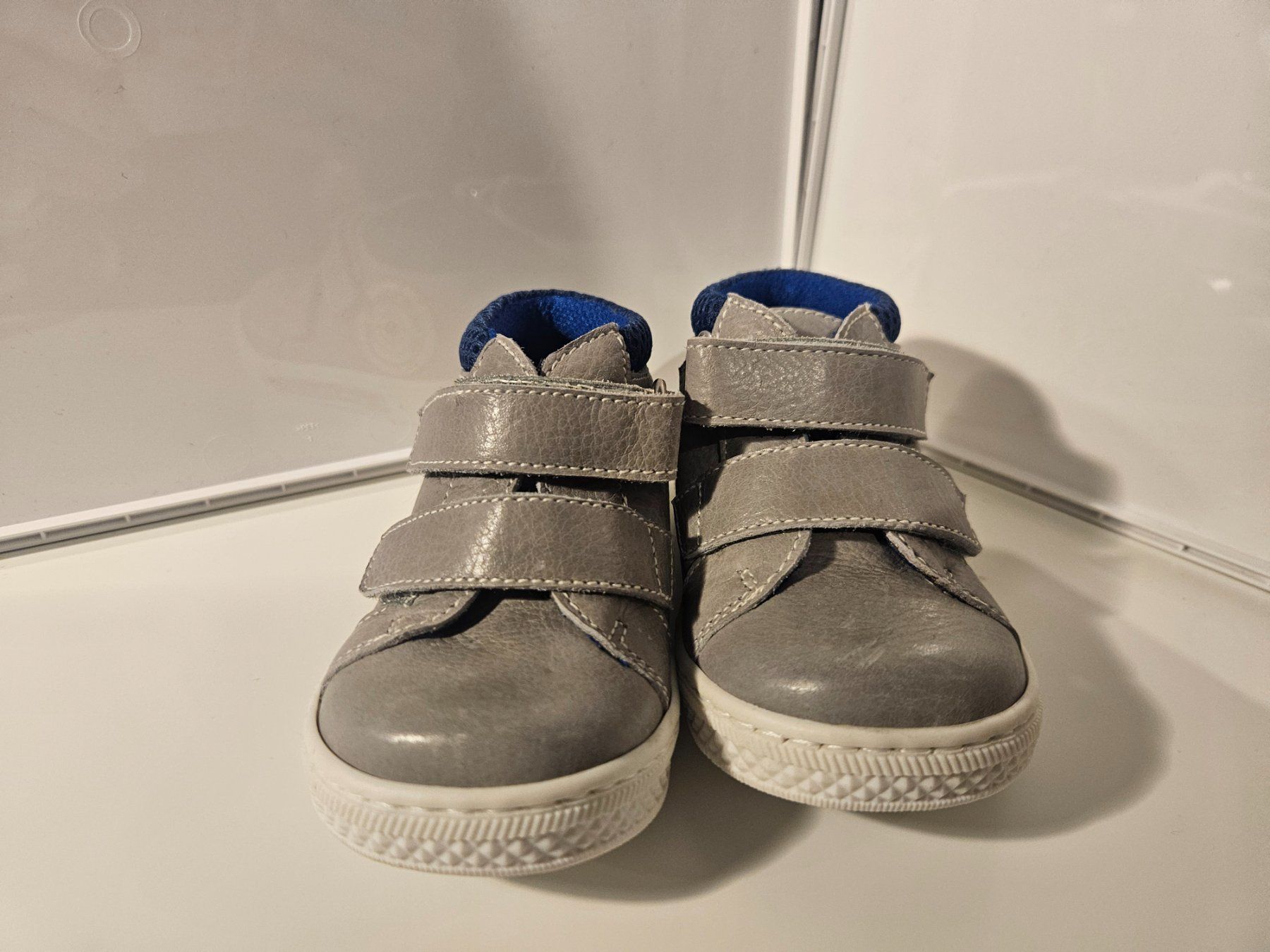 Scarpe per ragazzi: Kinder Schuhe Grau Gr.20 – Nuovo (secondo la descrizione) da Uznach venduto da dom_2hyx