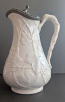 Weisse Kanne mit Weinblätter-Motiv (Jugendstil?)