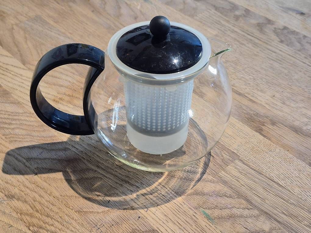 Teekannen: Bodum Assam Teebereiter mit Kunststofffilter  – Gebraucht aus Wängi von jav_h2yq