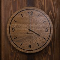 Wanduhr aus Eichenholz mit Ziffern und Kreis – Colour