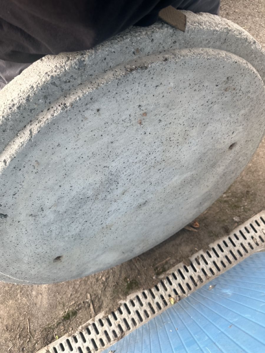 Servierplatten: Betondeckel, Schachtdeckel – Gebraucht aus Brienz BE von hopid 1