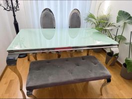 Essentisch mit Stuhl und Salon Tisch 