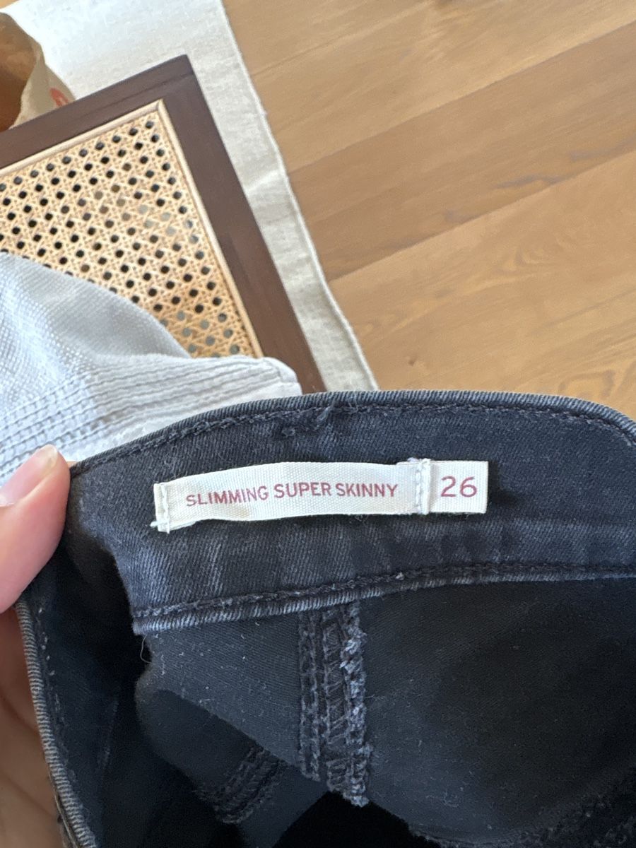 Levi's Jeans: Black Denim levis jeans – Usato da Oberhasli venduto da ani_97f7 2
