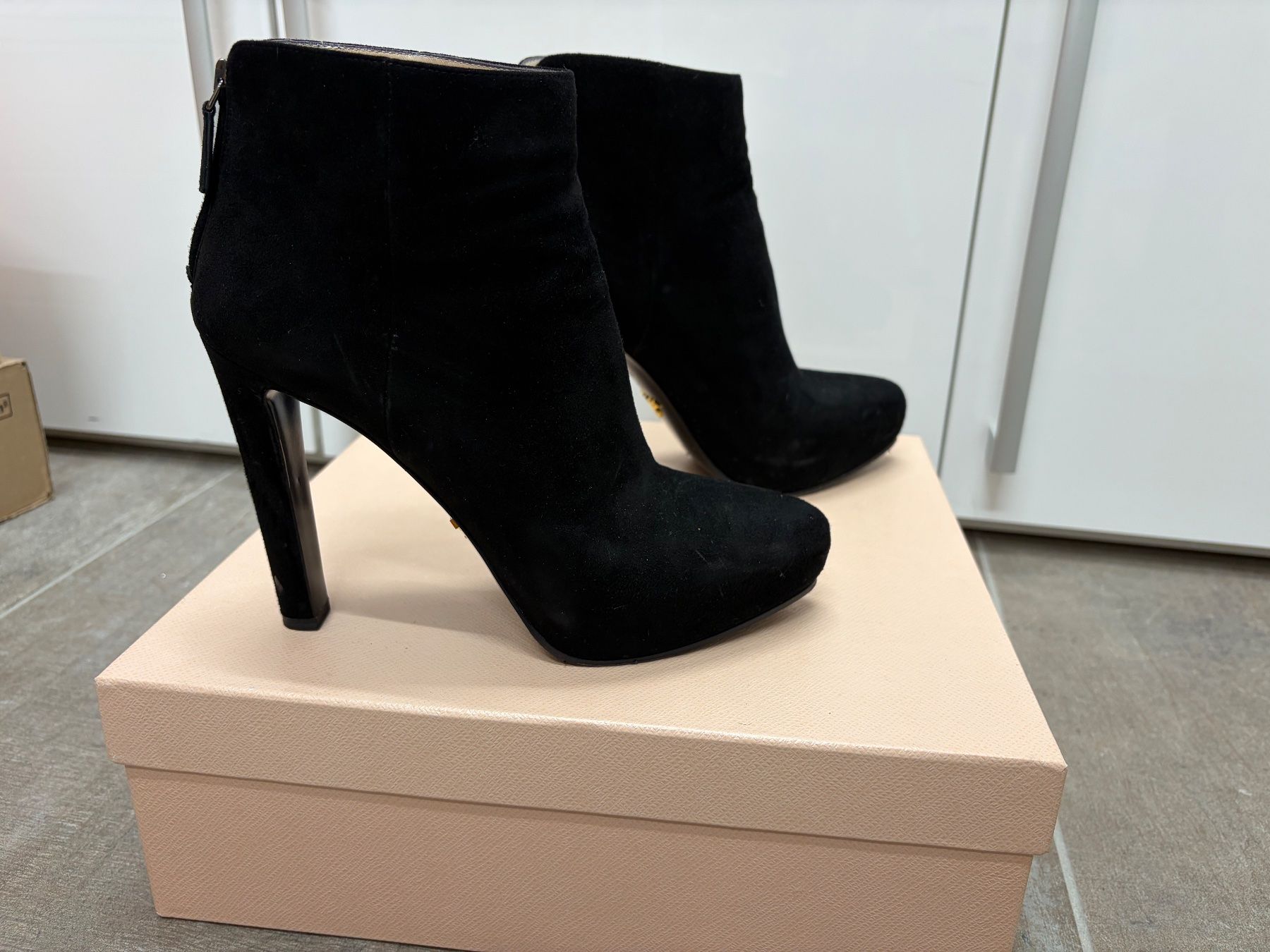 Prada Scarpe da donna: Prada Stiefeletten, Wildleder schwarz – Usato da Uitikon Waldegg venduto da SanjaR 1