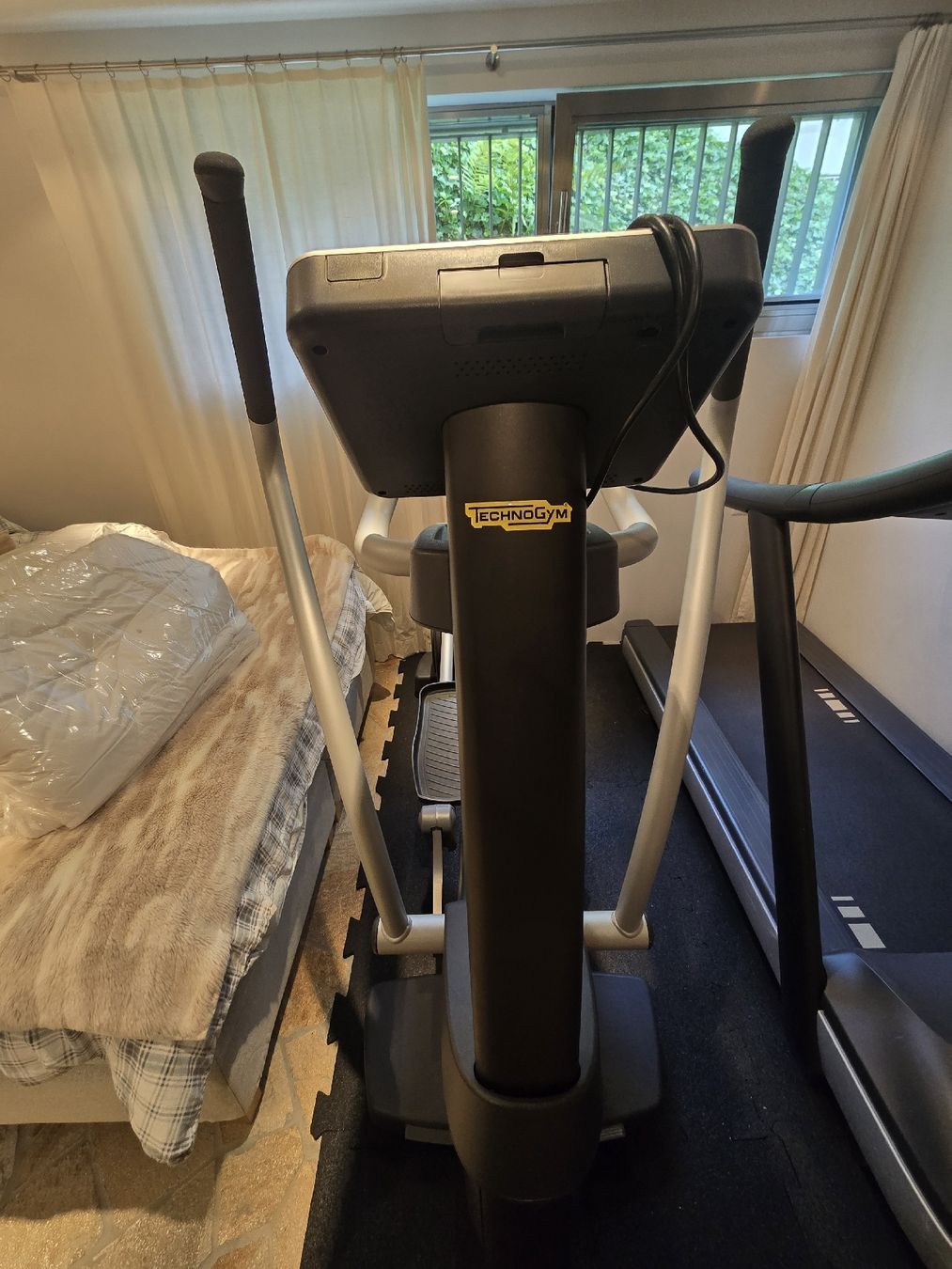 Technogym Vélos d'appartement: Technogym Synchro Forma Crosstrainer (NP ca. CHF 3'800.- – D'occasion à Egliswil par D.Mko 4