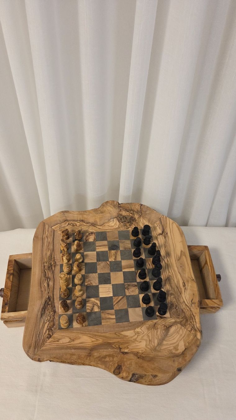 Giochi: jeu d'échec bois d'olivier – Nuovo e nell'imballaggio originale da Ecublens VD venduto da Moun 1
