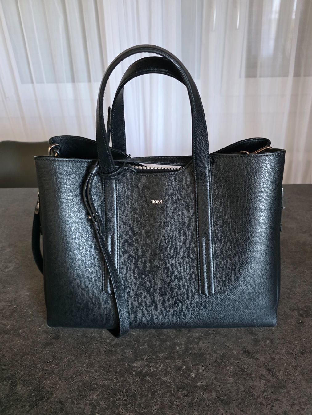 Hugo Boss Taschen für Damen: Handtasche Hugo Boss Leder schwarz – Gebraucht aus Rümikon AG von tokefu