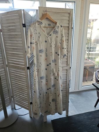 Luftiges Damenkleid mit Blumenmuster Grösse M neuwertig