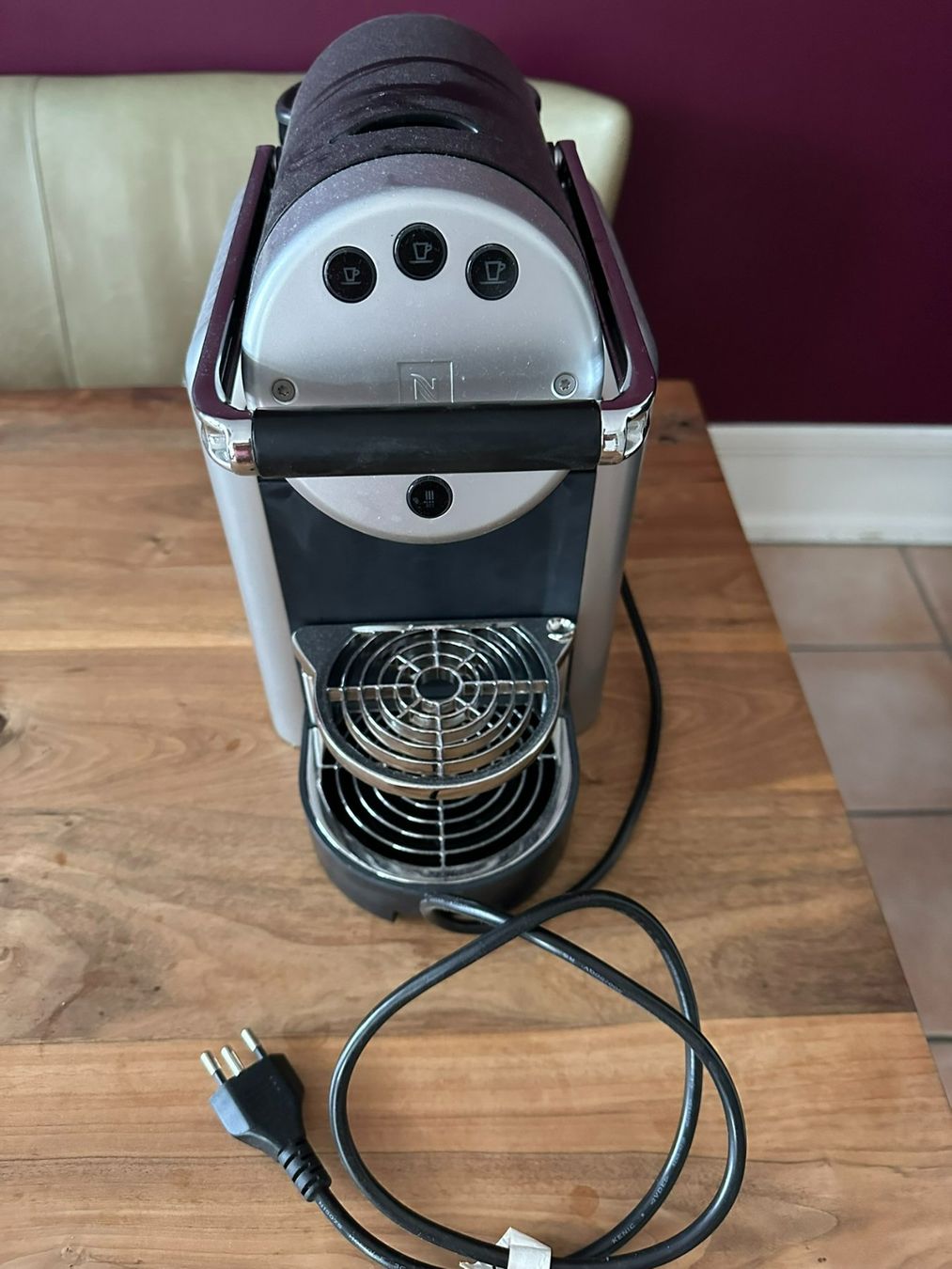Nespresso Macchine per caffè & Macchine per espresso: Kaffeemaschine Nespresso Pixie silber schwarz gebraucht – Difettoso da Zürich venduto da Nicolaselias 2