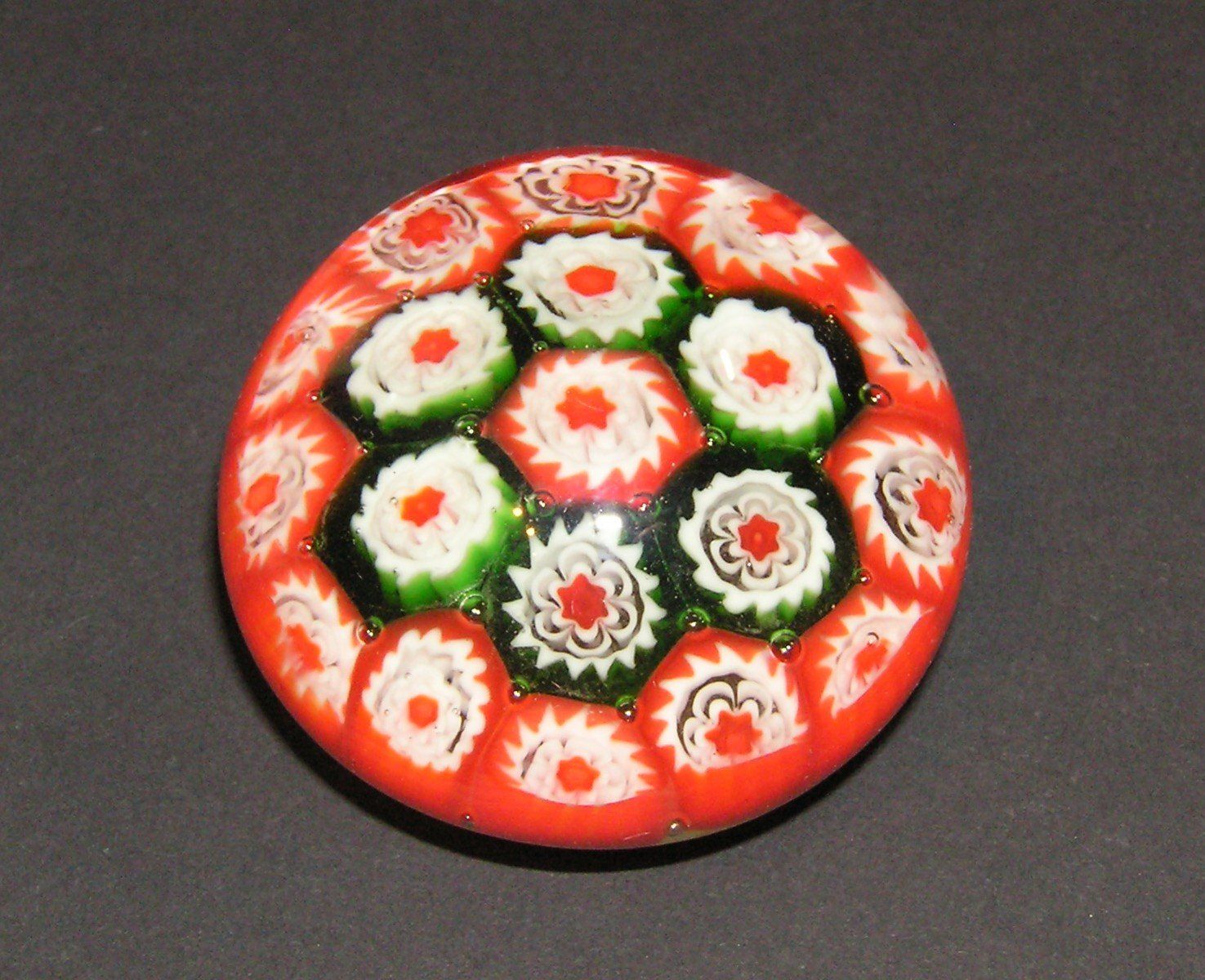 Murano Statuette: MURANO MILLEFIORI PAPERWEIGHT BRIEFBESCHWERER – Usato da Grenchen venduto da Antique-hunter
