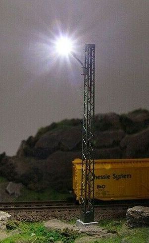 Modelleisenbahnen: Gittermast mit LED-Peitschenlaterne H0 – Neu (gemäss Beschreibung) aus Luzern von Salefactory